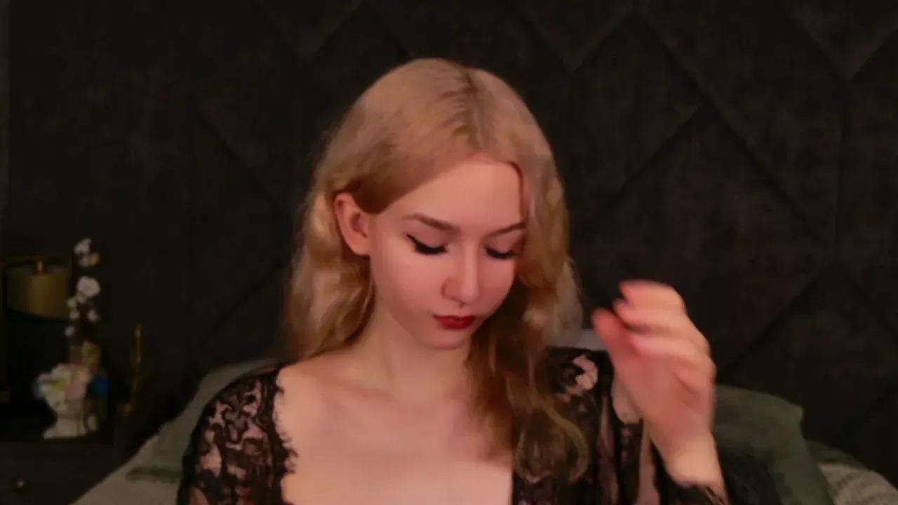 Photos of naomiloys from Cherry is Freechat