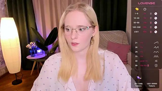 Aemilia_ from StripChat is Freechat