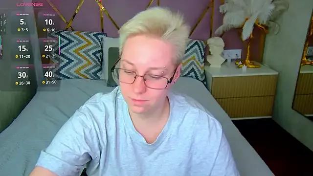 AlexandraGreen from StripChat is Freechat