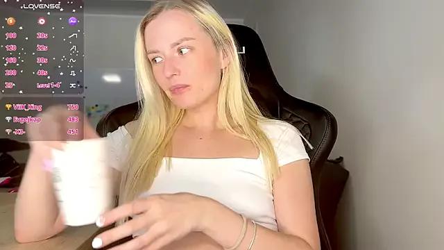 AshleyyFayy from StripChat is Freechat