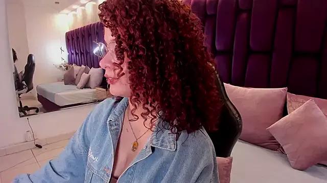 avrilwaynee from StripChat is Freechat