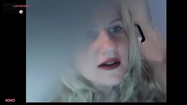BellaStar84 from StripChat