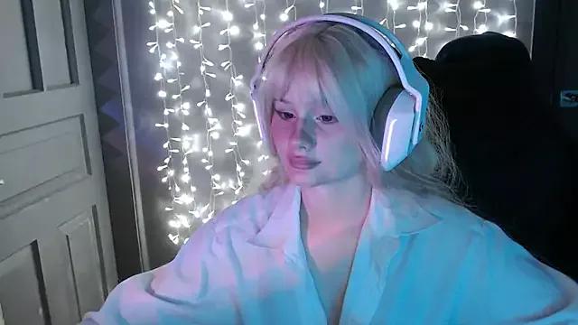 BlondyyArish from StripChat is Freechat
