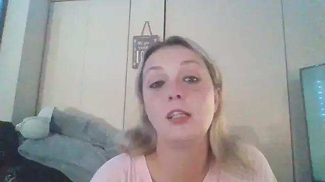 Candykissesxoxo from StripChat is Freechat