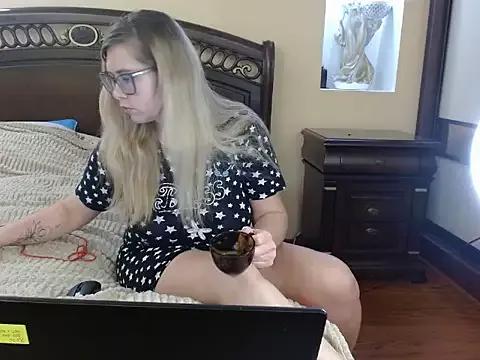 Crystal00Girl from StripChat is Freechat