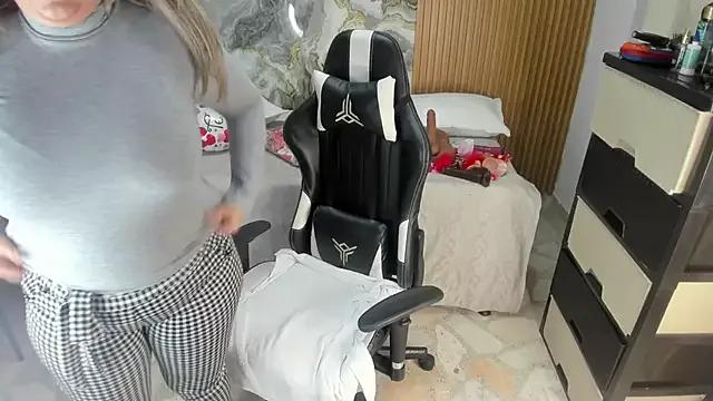 Danna_topless from StripChat is Freechat