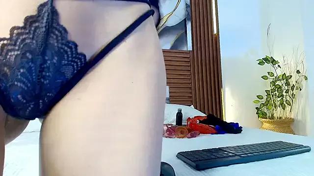 emiliqueen8 from StripChat is Freechat