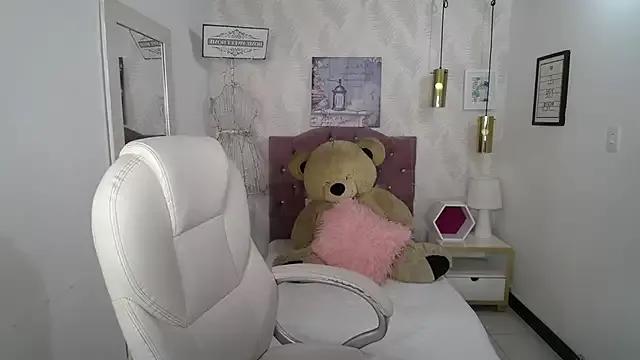 evelyn_rose_tk from StripChat is Freechat