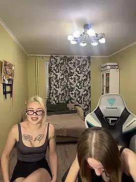 girls_n_roses from StripChat is Freechat
