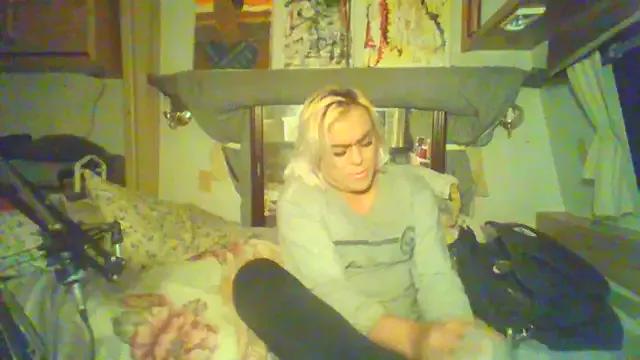 HoneyBdaQueen from StripChat is Freechat