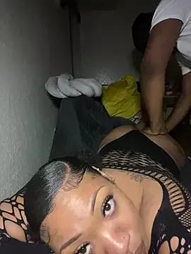 JuicyPrettyKitty from StripChat is Freechat