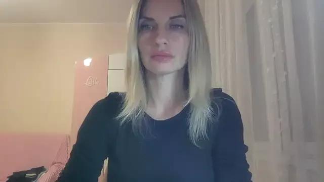 KarelliaStar from StripChat is Freechat