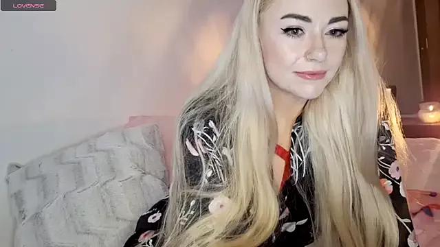 kinkylilsweetie from StripChat is Freechat