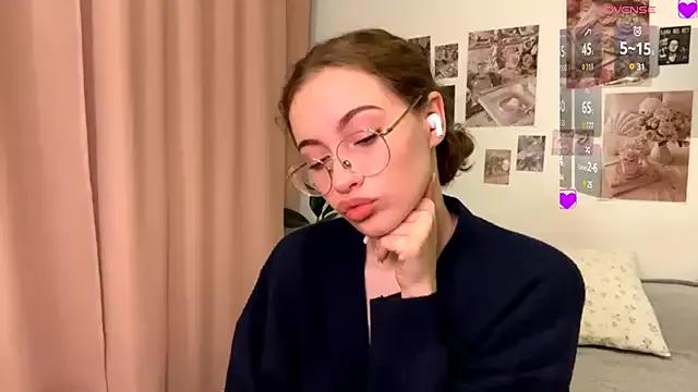 Kira_Sanders from StripChat is Freechat