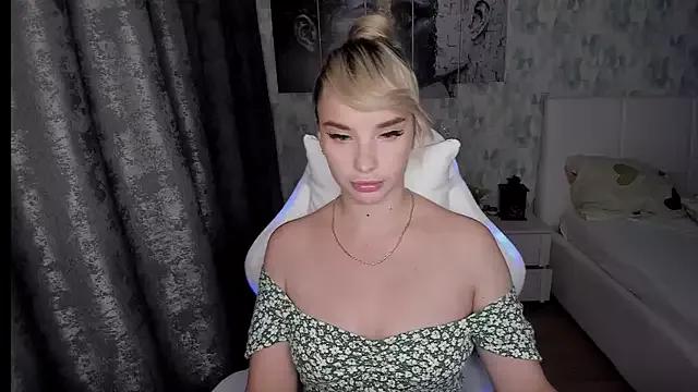KiraKrox from StripChat is Freechat