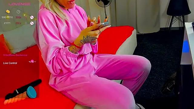 KiraMagnolia from StripChat is Freechat