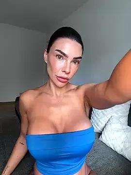 krissiswrld- from StripChat is Freechat