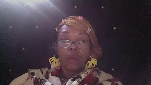 Ladyzee25 from StripChat is Freechat