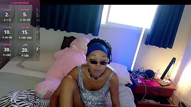 Ladyzee25 from StripChat is Freechat