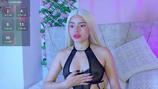 LaraGiil from StripChat is Freechat