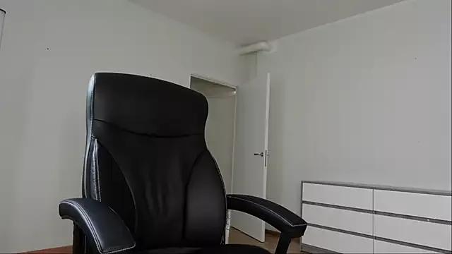 Laura_Chaplin from StripChat is Freechat