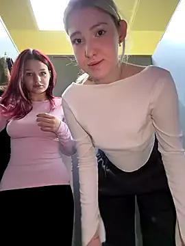 littlebitchesss from StripChat is Freechat