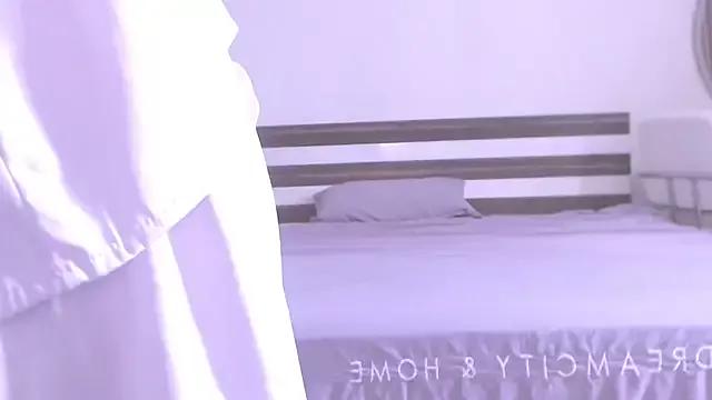 littlebunny2 from StripChat is Freechat