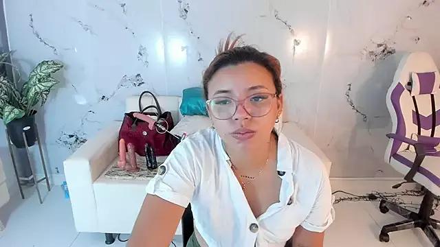 Lucy_Strong from StripChat is Freechat