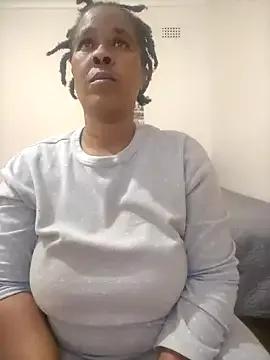 MilkBoobsxx82 from StripChat is Freechat
