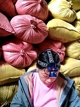 Minnakutew20 from StripChat is Freechat