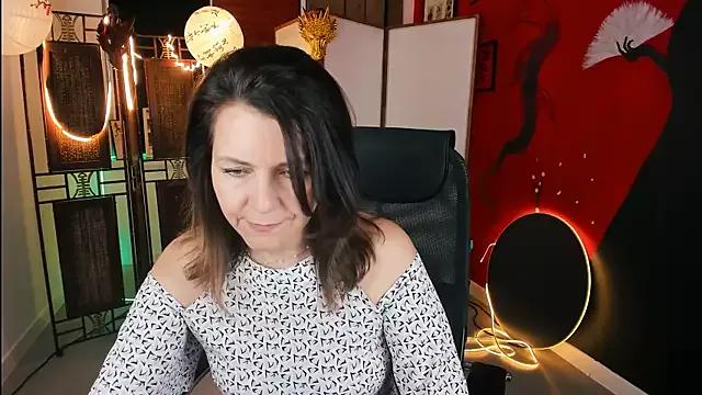 NicoleHitman from StripChat is Freechat