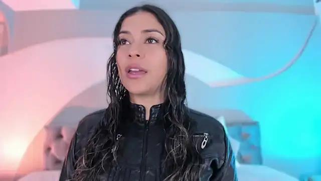 Nicolle_W from StripChat is Freechat