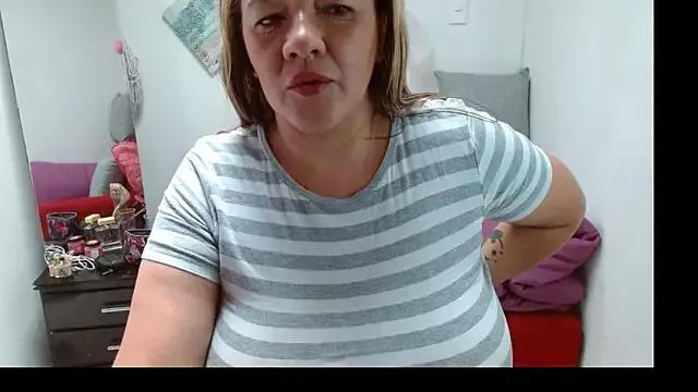 niniplayass from StripChat is Freechat