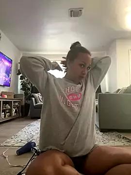 prettylildes from StripChat is Freechat