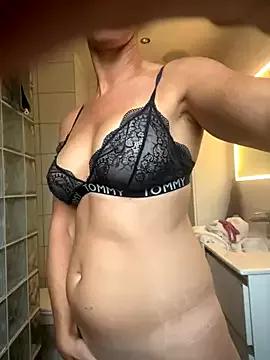 QueenMelissa80 from StripChat is Freechat