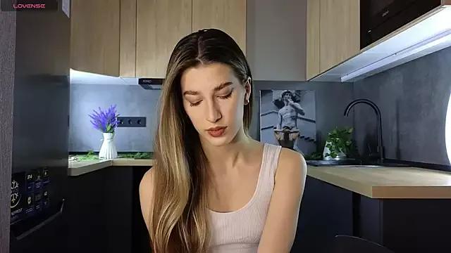 Quinavelle from StripChat is Freechat