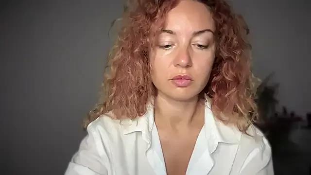 Reddgiirl from StripChat is Freechat