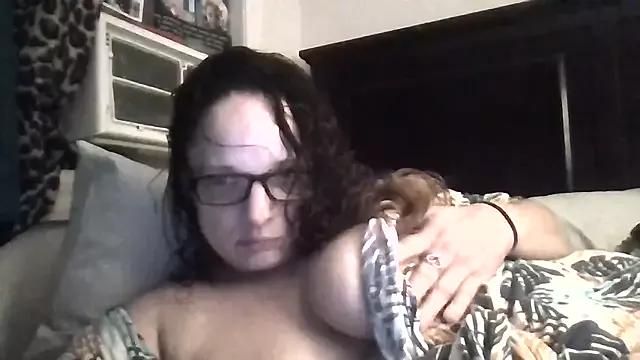 Rosalee2 from StripChat is Freechat