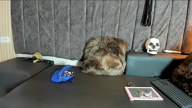 Rowan_Mills from StripChat is Freechat