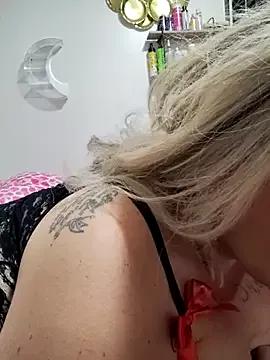 RoxanneGold from StripChat is Freechat