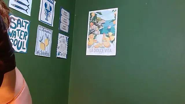 Roxiehood from StripChat is Freechat