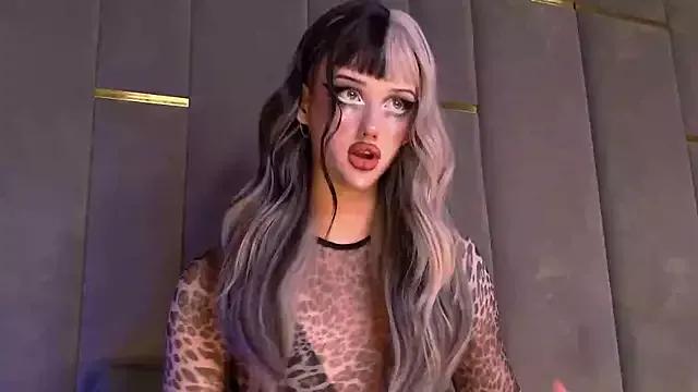 RoxyKyper from StripChat is Freechat