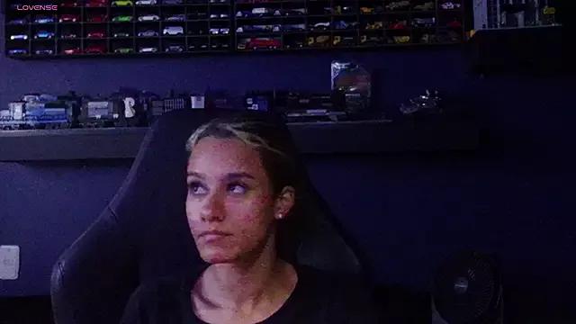 SamanthaWatson from StripChat is Freechat
