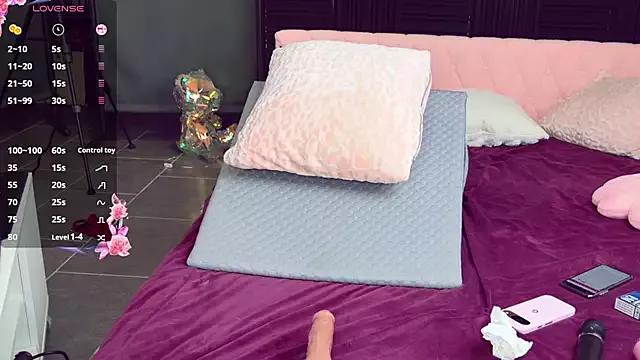 sarah_sky_official from StripChat is Freechat