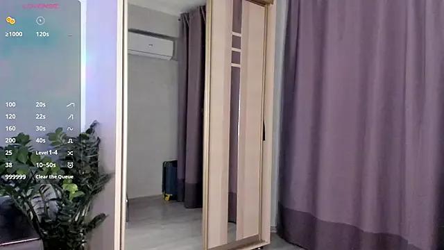 SaraShine_ from StripChat is Freechat