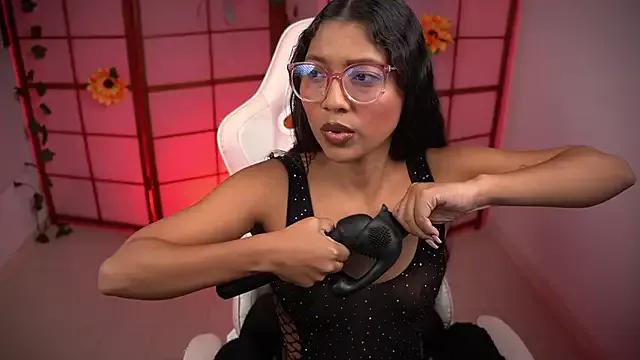small_emilie from StripChat is Freechat