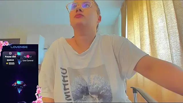 SpicySharron from StripChat is Freechat