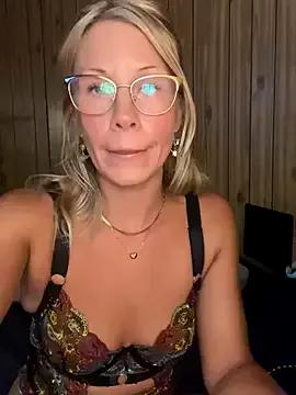 sunshinekissxo from StripChat is Freechat