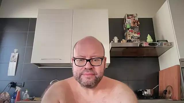 theitalianbear from StripChat is Freechat