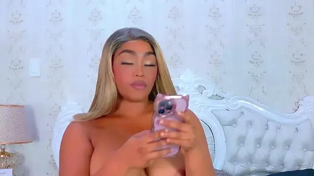 TianahGlow from StripChat is Freechat